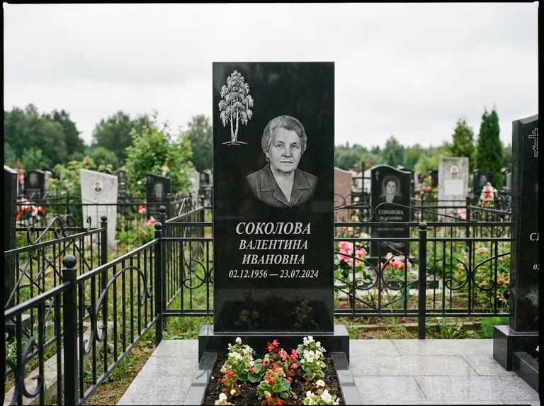 Памятник с гравировкой берёзы — гравировка одинокой берёзы над именем, работа «Соколова» в Челябинске