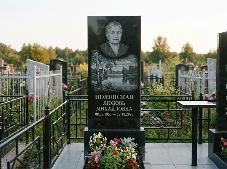 Памятник с гравировкой берёзы — гравировка берёзы у зеркального озера, работа «Полянская» в Челябинске