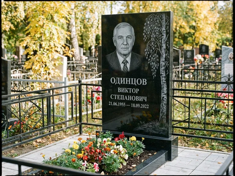 Памятник с гравировкой берёзы — гравировка плакучей берёзы с тонкими ветвями, работа «Одинцов» в Челябинске