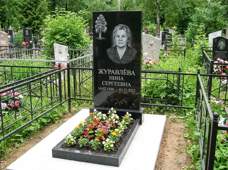 Памятник с гравировкой берёзы — гравировка одинокой берёзы над именем, работа «Журавлёва» в Челябинске