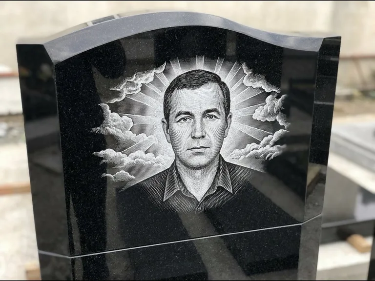 Гравировка фото на памятнике — с фоном в Челябинске
