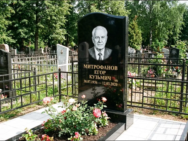 Гравировка портрета на чёрном граните — выполненная работа 29 в Челябинске