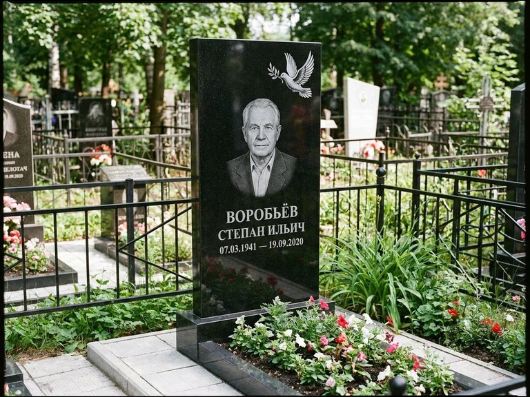 Гравировка голубей на памятник в Челябинске — памятник из чёрного гранита с гравировкой