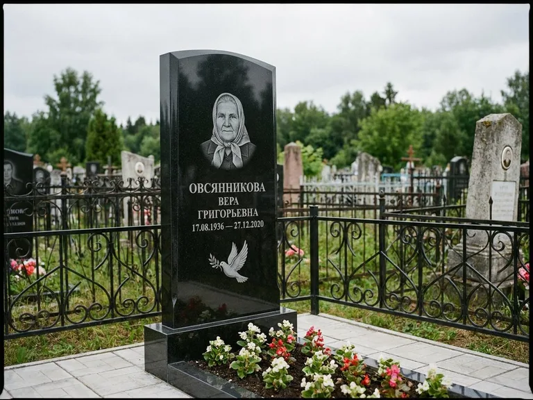 Памятник с гравировкой голубей — гравировка голубя с оливковой ветвью рядом с эпитафией, работа «Овсянникова» в Челябинске