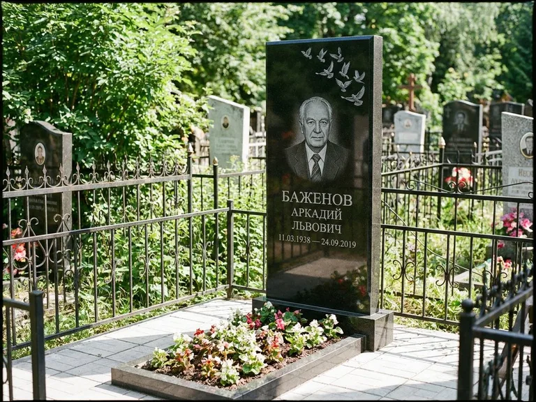 Памятник с гравировкой голубей — гравировка стаи голубей, взлетающей от угла стелы, работа «Баженов» в Челябинске