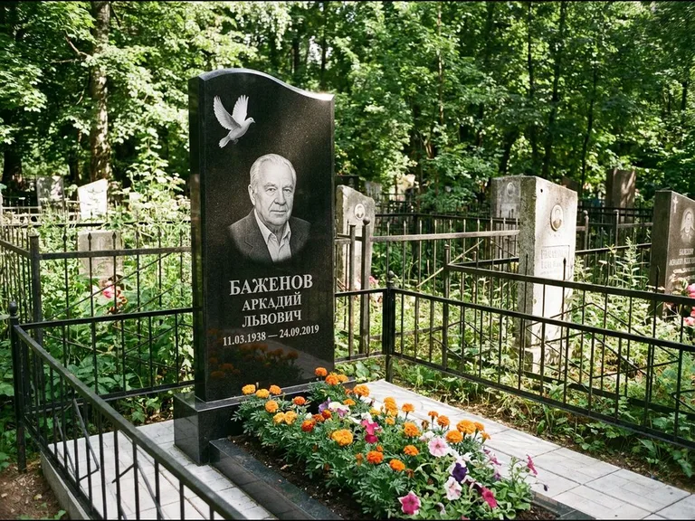 Памятник с гравировкой голубей — белая гравировка взлетающего голубя над портретом, работа «Баженов» в Челябинске