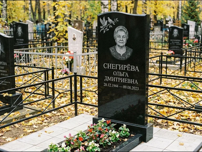 Памятник с гравировкой голубей — гравировка пары голубей на ветке в верхнем углу стелы, работа «Снегирёва» в Челябинске