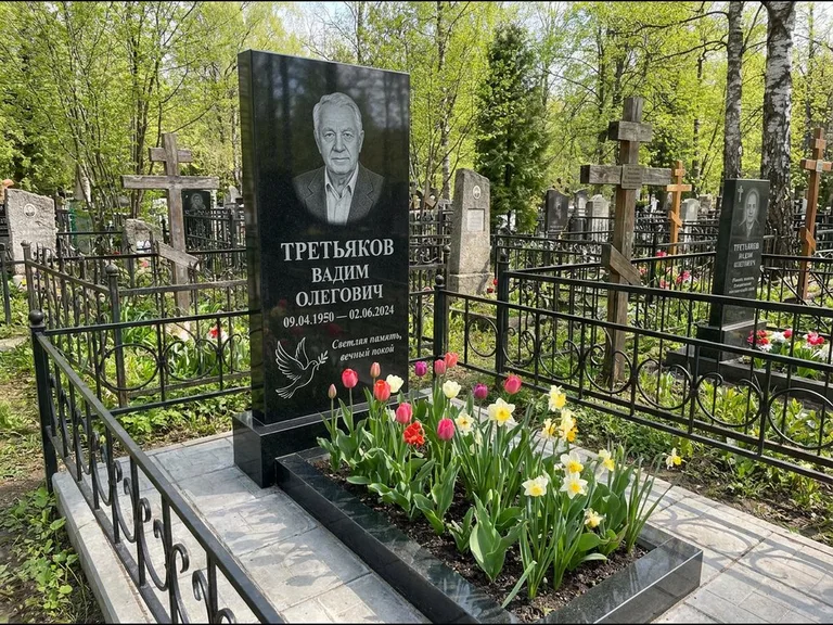 Памятник с гравировкой голубей — гравировка голубя с оливковой ветвью рядом с эпитафией, работа «Третьяков» в Челябинске