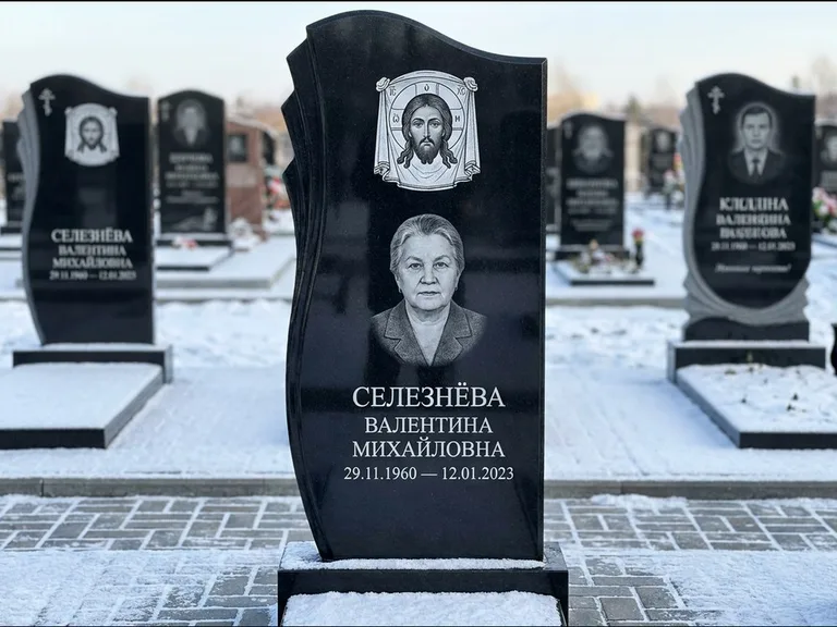 Памятник с гравировкой иконы — Казанская икона Божией Матери на стеле, работа «Одинцов» в Челябинске