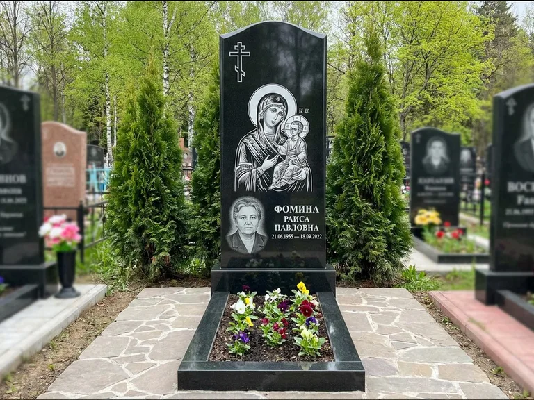 Памятник с гравировкой иконы — икона в резном киоте, работа «Гущин» в Челябинске
