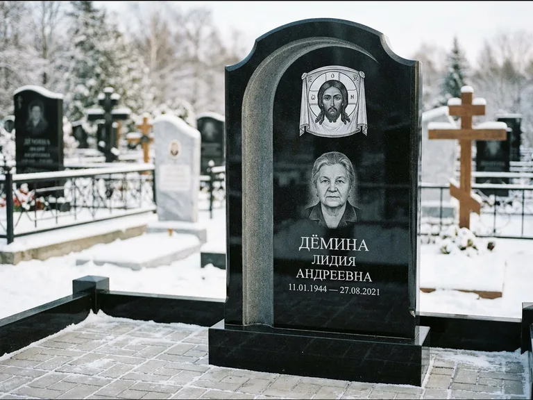 Памятник с гравировкой иконы: гранёный восьмиугольный обелиск с крестом — гравировка Николая Чудотворца, семейный участок с гранитной скамьёй, работа «Зотов» в Челябинске