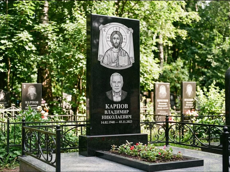 Памятник с гравировкой иконы: широкая двойная семейная стела — золочёный нимб на образе, цветник с красными розами, работа «Воронцова» в Челябинске
