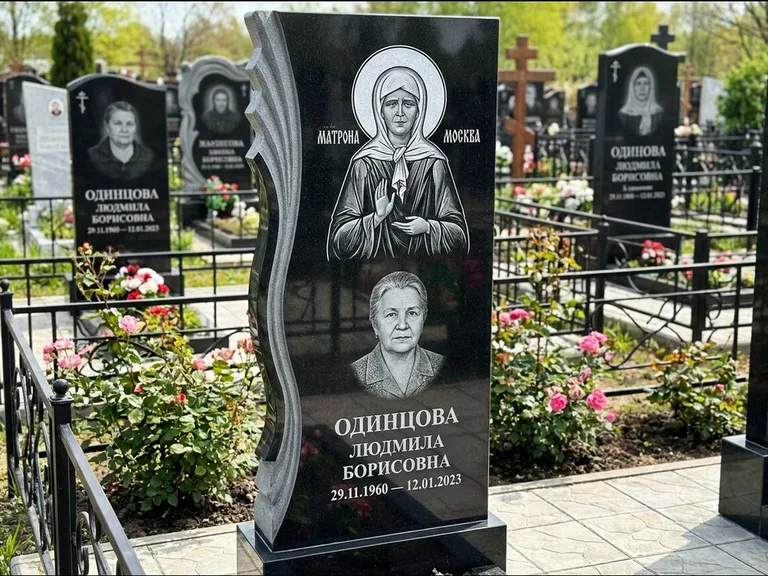 Памятник с гравировкой иконы: ступенчатая двухуровневая стела — Архангел Михаил на стеле, каменная дорожка из плитняка, работа «Одинцов» в Челябинске