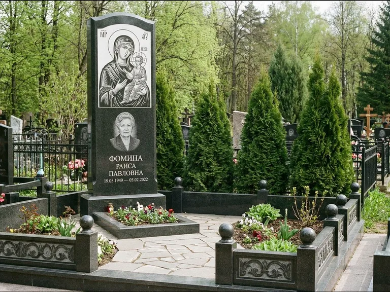 Памятник с гравировкой иконы: высокий гранёный обелиск с крестом-навершием — гравировка образа Матроны Московской, открытый участок без ограды, работа «Третьяков» в Челябинске
