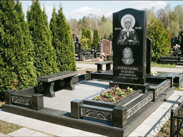 Памятник с гравировкой иконы: стела в форме раскрытой книги с образом — гравировка образа Спасителя, цоколь тёмной плиткой, работа «Зотов» в Челябинске