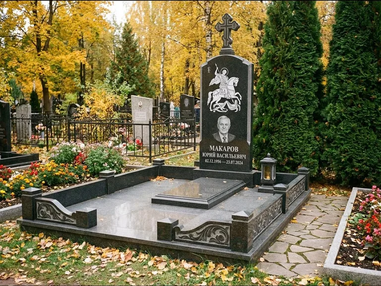 Памятник с гравировкой иконы: ступенчатая трёхуровневая стела — золочёный нимб на образе, дорожка из природного плитняка, работа «Лебедева» в Челябинске