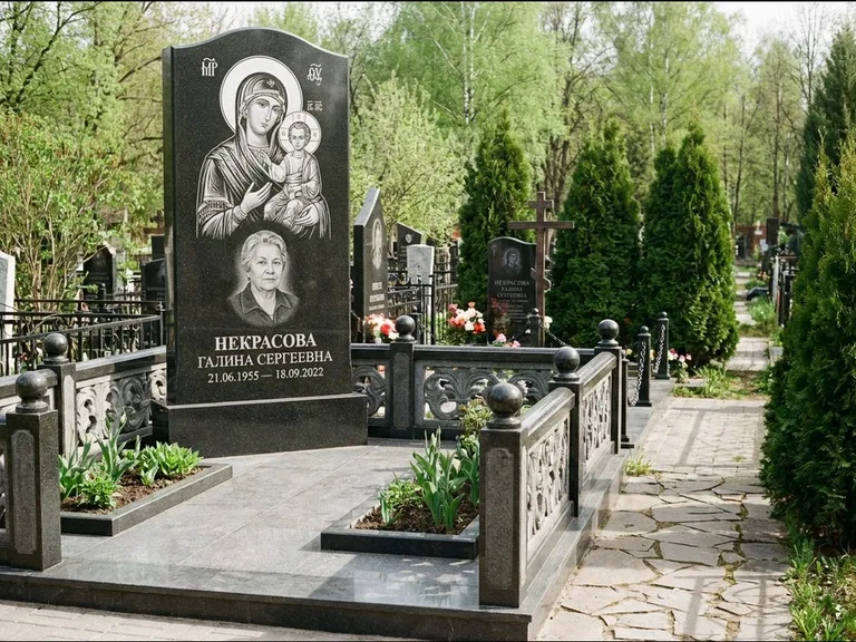 Памятник с гравировкой иконы: полукруглая стела с купольным навершием — Архангел Михаил на стеле, заснеженный зимний участок, работа «Гущин» в Челябинске
