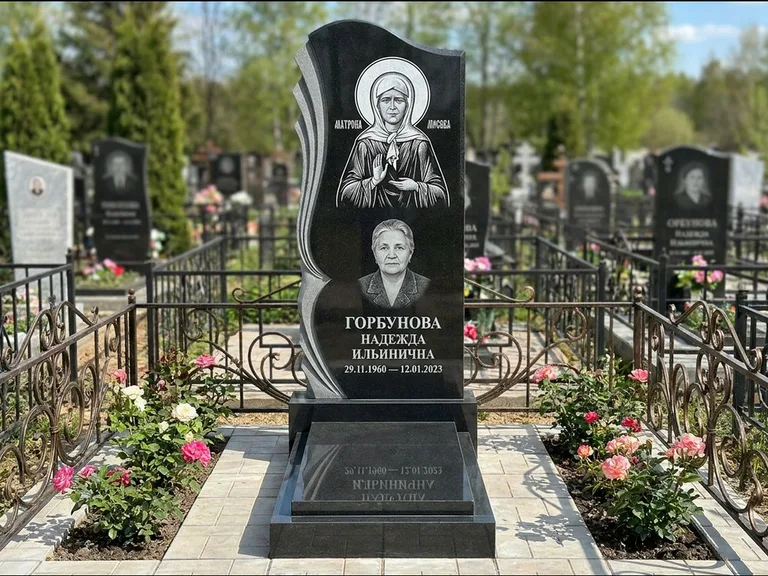 Памятник с гравировкой иконы — икона в резном киоте, работа «Одинцов» в Челябинске