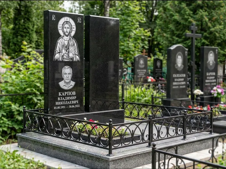 Памятник с гравировкой иконы — Казанская икона Божией Матери на стеле, работа «Богданова» в Челябинске
