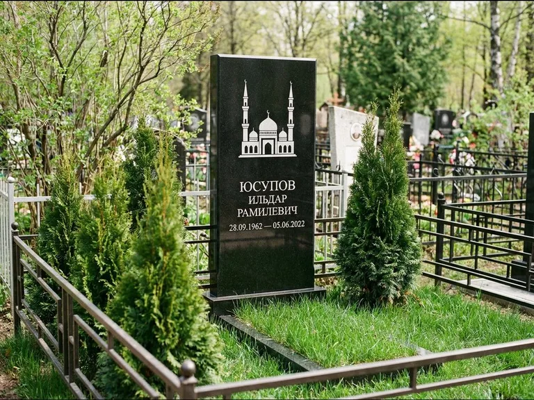 Мусульманский памятник с гравировкой мечети — силуэт мечети с двумя минаретами над именем, работа «Юсупов» в Челябинске