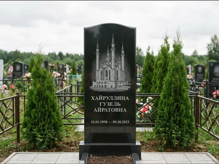 Мусульманский памятник с гравировкой мечети — мечеть Кул-Шариф на обороте стелы, работа «Хайруллина» в Челябинске