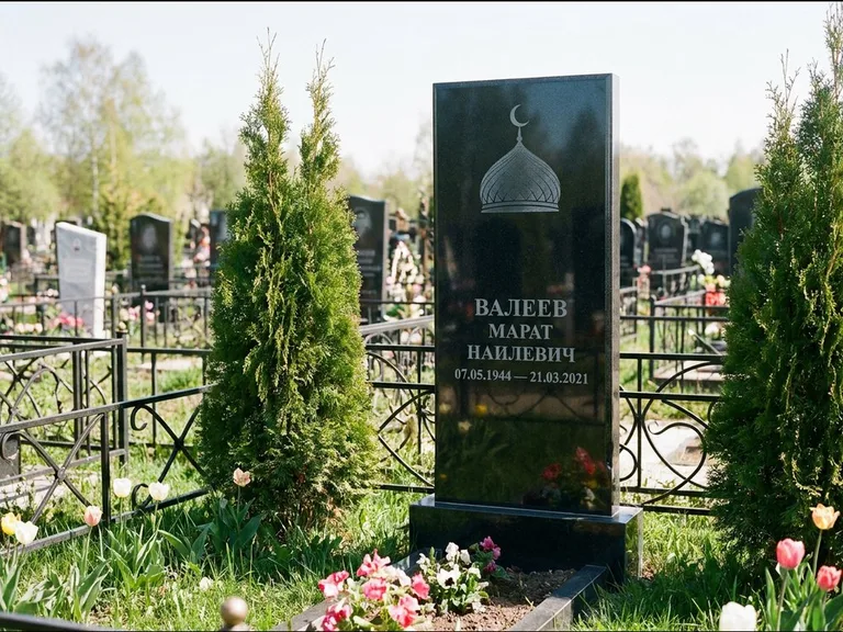 Мусульманский памятник с гравировкой мечети — купол с полумесяцем в верхней части, работа «Валеев» в Челябинске