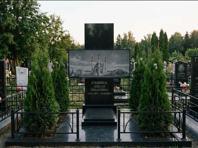Мусульманский памятник с гравировкой мечети — панорама мечети во всю ширину стелы, работа «Сафина» в Челябинске