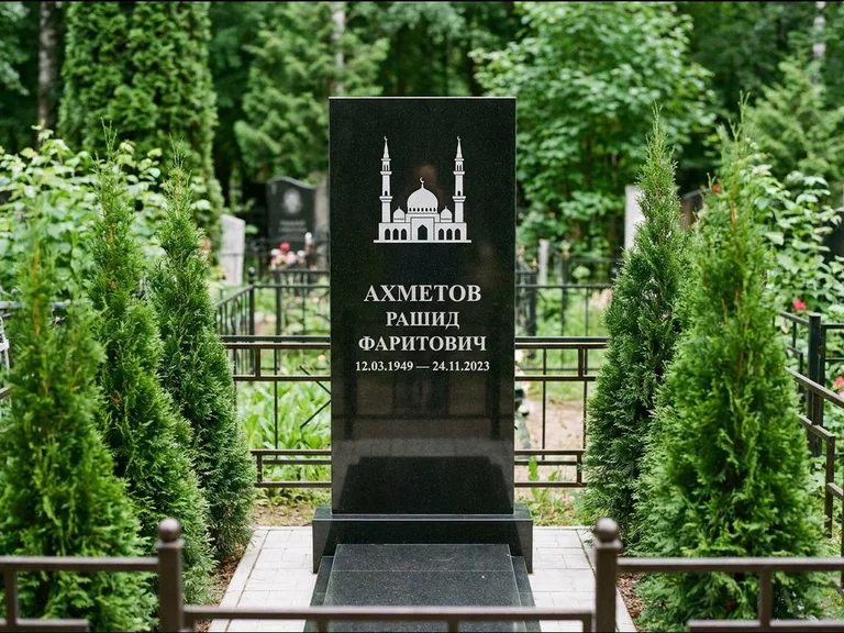 Мусульманский памятник с гравировкой мечети — силуэт мечети с двумя минаретами над именем, работа «Ахметов» в Челябинске