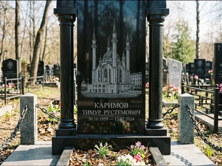 Мусульманский памятник с гравировкой мечети: стела с колоннами-минаретами по бокам — детализированная гравировка мечети Кул-Шариф, гранитные столбики с провисающей цепью, работа «Каримов» в Челябинске