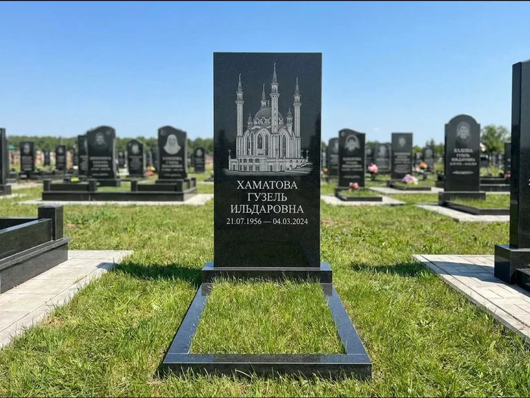 Мусульманский памятник с гравировкой мечети: небольшая скромная одиночная стела — золочёная гравировка мечети, аккуратный участок с газоном, работа «Нигматуллина» в Челябинске