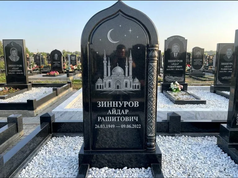 Мусульманский памятник с гравировкой мечети: стела с михраб-верхом и резной боковой колонной — детализированная гравировка мечети Кул-Шариф, белая мраморная крошка, работа «Ахметов» в Челябинске