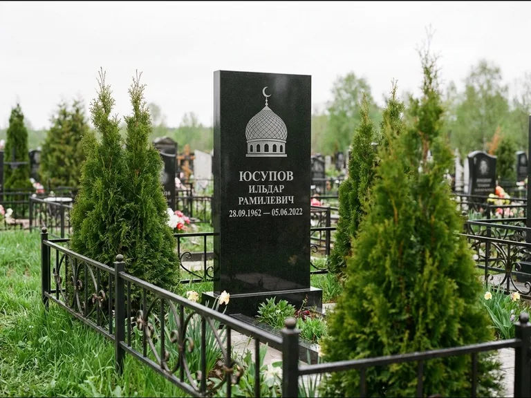 Мусульманский памятник с гравировкой мечети — купол с полумесяцем в верхней части, работа «Юсупов» в Челябинске