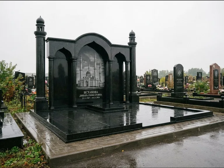 Мусульманский памятник с гравировкой мечети: семейный мемориал с колоннами-минаретами и аркой — золочёная гравировка мечети, большая мощёная площадка, работа «Абдуллаева» в Челябинске