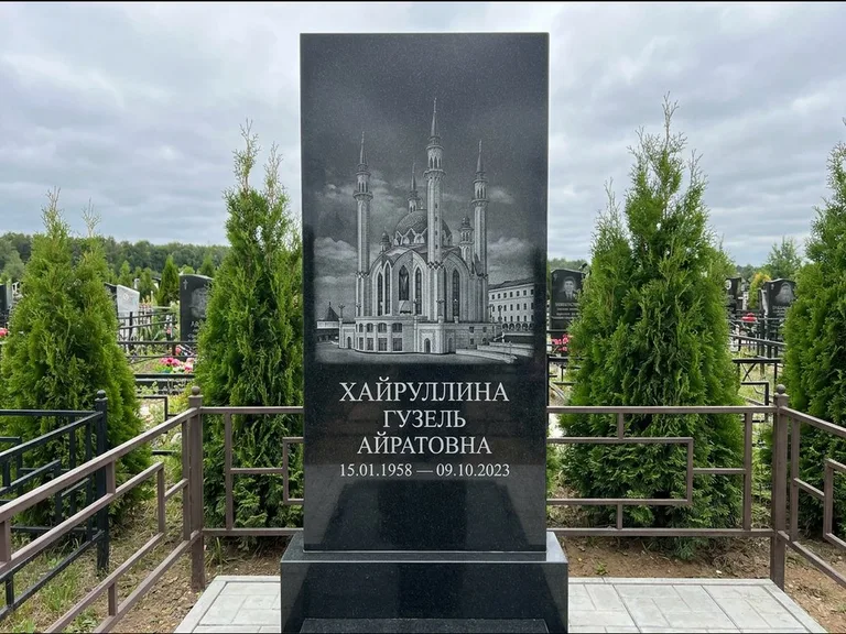 Мусульманский памятник с гравировкой мечети — панорама мечети во всю ширину стелы, работа «Хайруллина» в Челябинске