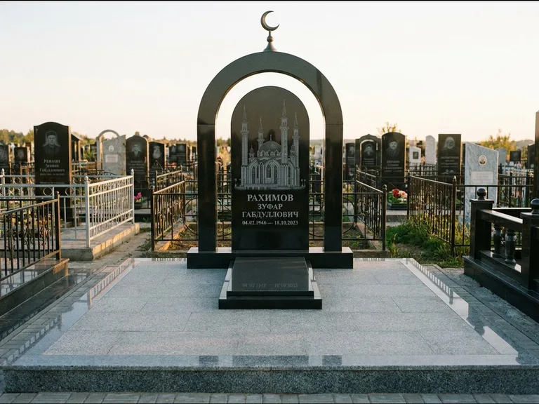 Мусульманский памятник с гравировкой мечети: монументальная стела-арка с полумесяцем на вершине — детализированная гравировка мечети Кул-Шариф, мощёная гранитная площадка с бордюром, работа «Юсупов» в Челябинске