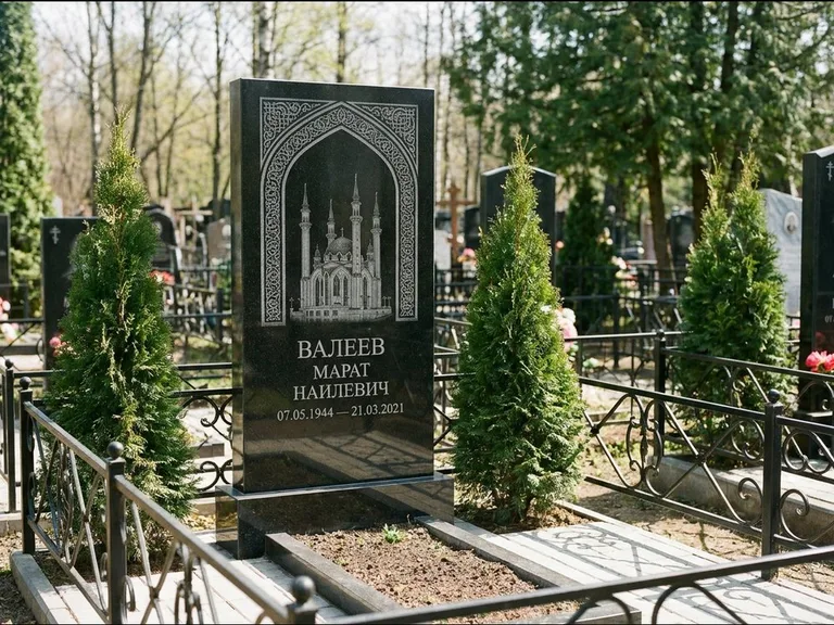 Мусульманский памятник с гравировкой мечети — мечеть в восточной арке с орнаментом, работа «Валеев» в Челябинске