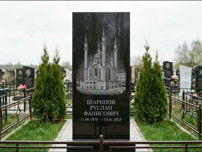 Мусульманский памятник с гравировкой мечети — мечеть Кул-Шариф на обороте стелы, работа «Шарипов» в Челябинске