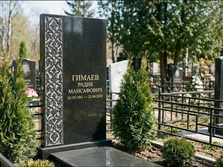 Мусульманский памятник — колонна ислими по краю стелы, работа «Гимаев» в Челябинске