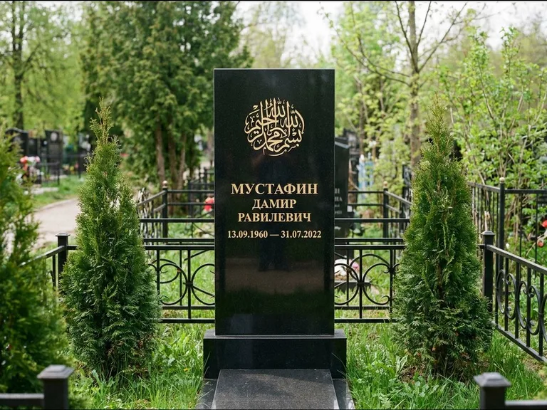 Мусульманский памятник — шахада в верхней части стелы, работа «Мустафин» в Челябинске