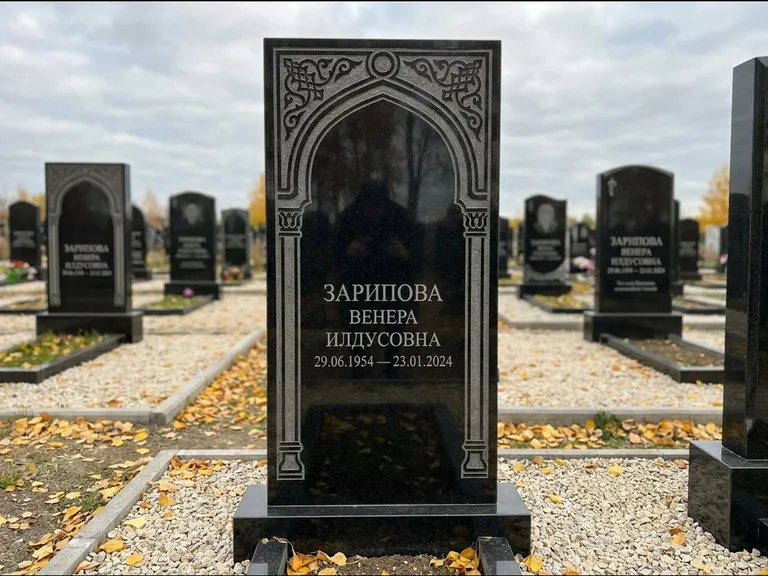 Мусульманский памятник: фигурная стела с михраб-нишей — гравировка мечети в михраб-арке с орнаментом, светлая гравийная отсыпка, работа «Зарипова» в Челябинске