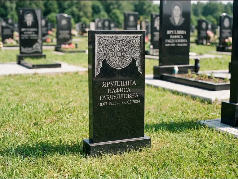 Мусульманский памятник: небольшая скромная невысокая стела — золочёная гравировка мечети, аккуратный участок с газоном, работа «Фахрутдинова» в Челябинске