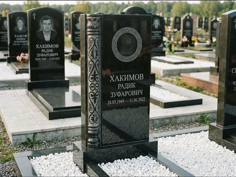 Мусульманский памятник: стела с боковой резной орнаментальной колонной — детализированная гравировка мечети Кул-Шариф, белая мраморная крошка, работа «Хабибуллин» в Челябинске