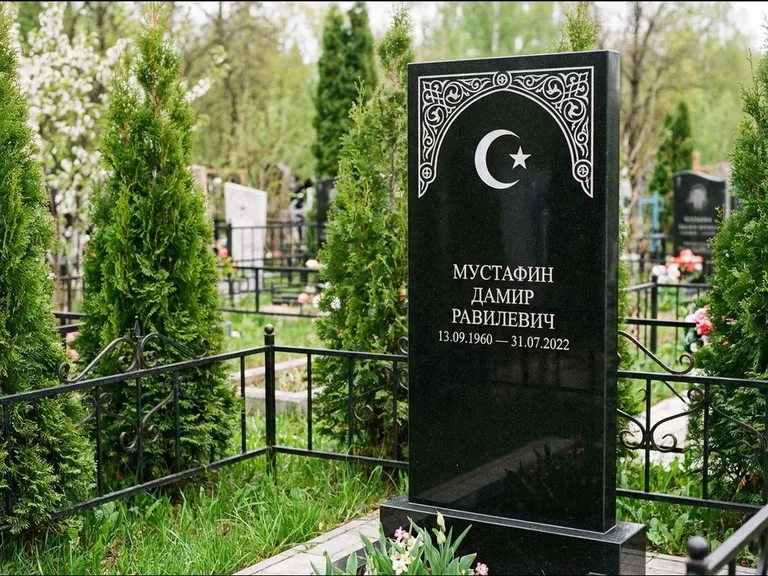 Мусульманский памятник — полумесяц со звездой и орнамент-бордюр, работа «Мустафин» в Челябинске