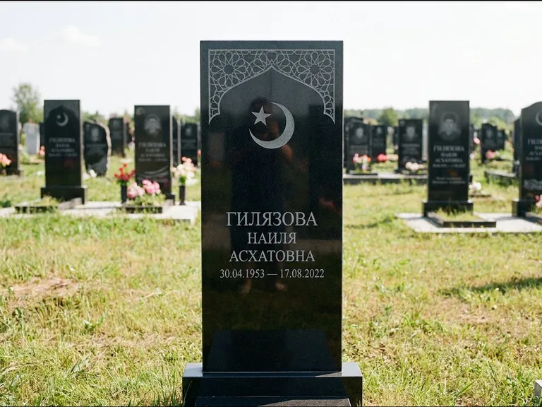 Мусульманский памятник: узкая вертикальная стела-пилон с полумесяцем — гравировка мечети в михраб-арке с орнаментом, открытая лужайка без ограды, работа «Ибрагимова» в Челябинске