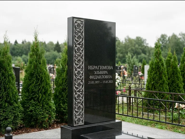 Мусульманский памятник — колонна ислими по краю стелы, работа «Ибрагимова» в Челябинске