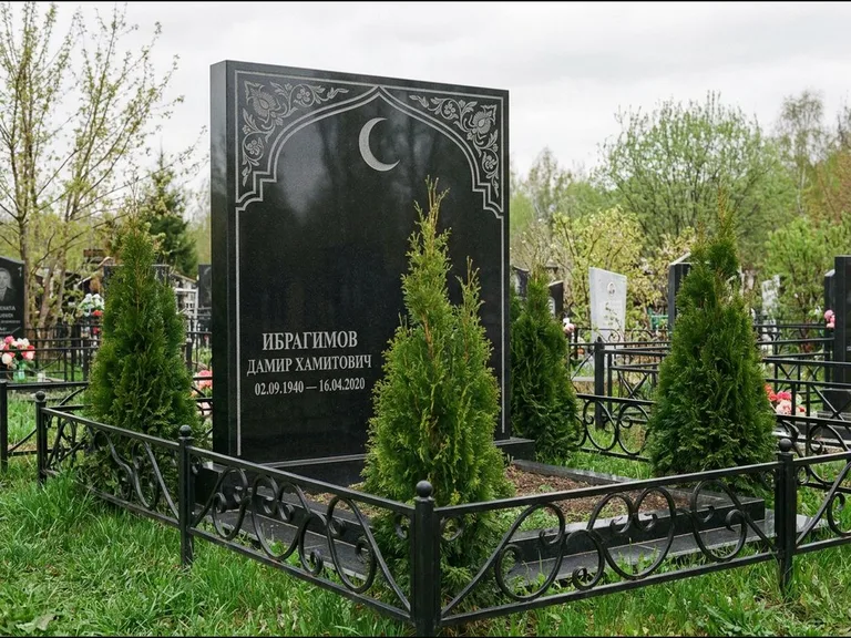 Памятник с гравировкой полумесяца — гравировка полумесяца в восточной арке с орнаментом, работа «Ибрагимов» в Челябинске