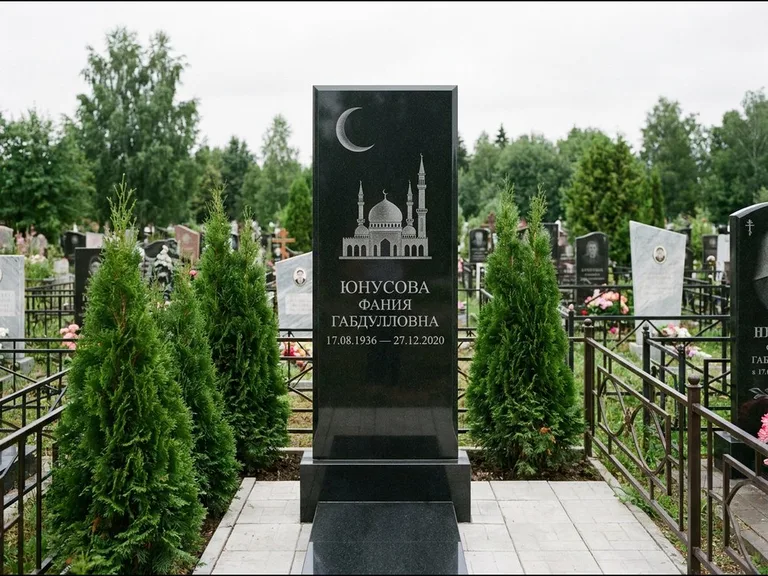 Памятник с гравировкой полумесяца — гравировка полумесяца над силуэтом мечети, работа «Юнусова» в Челябинске