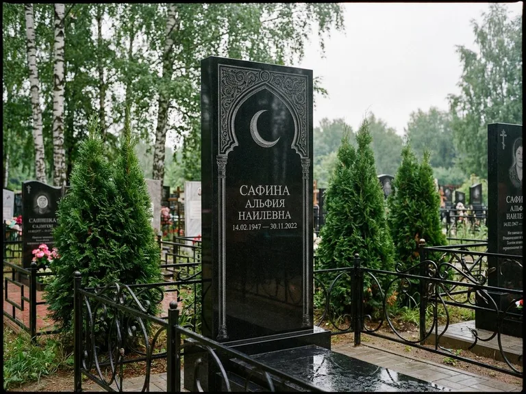 Памятник с гравировкой полумесяца — гравировка полумесяца в восточной арке с орнаментом, работа «Сафина» в Челябинске