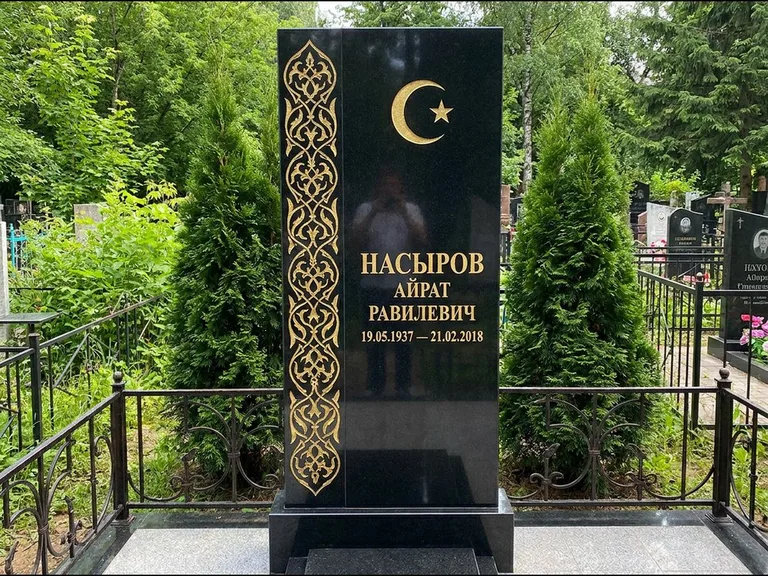 Памятник с гравировкой полумесяца — золочёный полумесяц и колонна растительного орнамента-ислими, работа «Насыров» в Челябинске