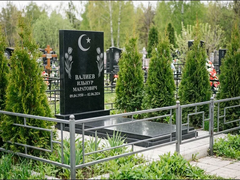Памятник с гравировкой полумесяца — гравировка полумесяца со звездой и тюльпанами по бокам, работа «Валиев» в Челябинске